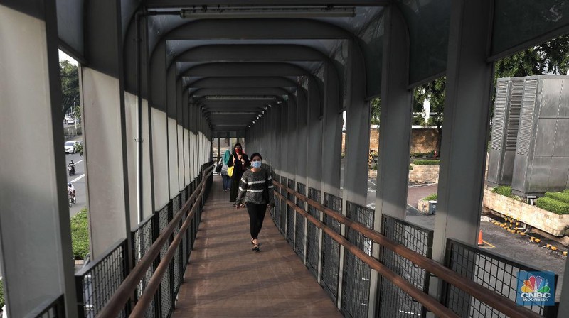 Pemerintah Provinsi (Pemprov) DKI Jakarta memperpanjang kembali Pembatasan Sosial Berskala Besar (PSBB) selama 14 hari. Terhitung dari tanggal 26 Oktober sampai 8 November 2020. (CNBC Indonesia/Muhammad Sabki)