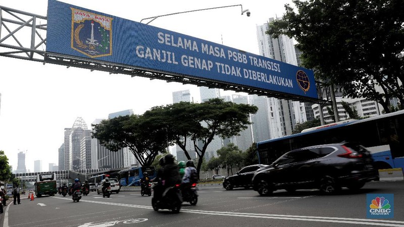 Pemerintah Provinsi (Pemprov) DKI Jakarta memperpanjang kembali Pembatasan Sosial Berskala Besar (PSBB) selama 14 hari. Terhitung dari tanggal 26 Oktober sampai 8 November 2020. (CNBC Indonesia/Muhammad Sabki)