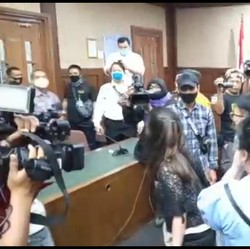 Nasabah Ngamuk di Sidang Vonis Bentjok & Heru Hidayat