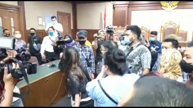 Customer Angers at the Bentjok & Heru Hidayat Verdict Session