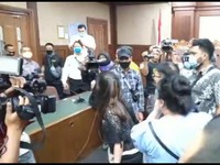 Nasabah Ngamuk di Sidang Vonis Bentjok & Heru Hidayat