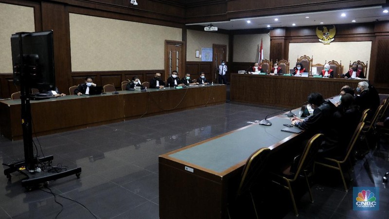 Terdakwa kasus Jiwasraya Komisaris PT Hanson International Tbk Benny Tjokrosaputro dan Presiden Komisaris PT Trada Alam Minera (Tram) Heru Hidayat hadir dalam sidang virtual di PN Tipikor Jakarta, Jalan Bungur Besar Raya, Jakpus, Senin (26/10/2020). (վ/Andrean Kristianto)