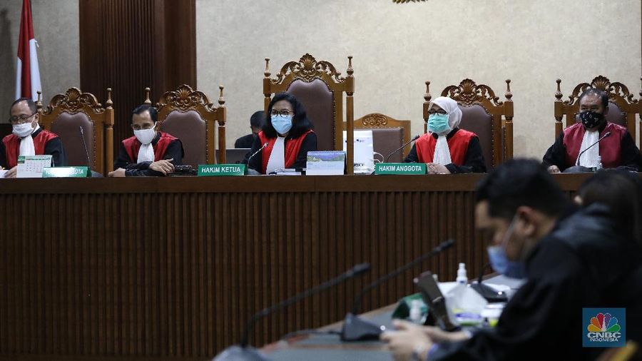 Terdakwa kasus Jiwasraya Komisaris PT Hanson International Tbk Benny Tjokrosaputro dan Presiden Komisaris PT Trada Alam Minera (Tram) Heru Hidayat hadir dalam sidang virtual di PN Tipikor Jakarta, Jalan Bungur Besar Raya, Jakpus, Senin (26/10/2020). (CNBC Indonesia/Andrean Kristianto)
