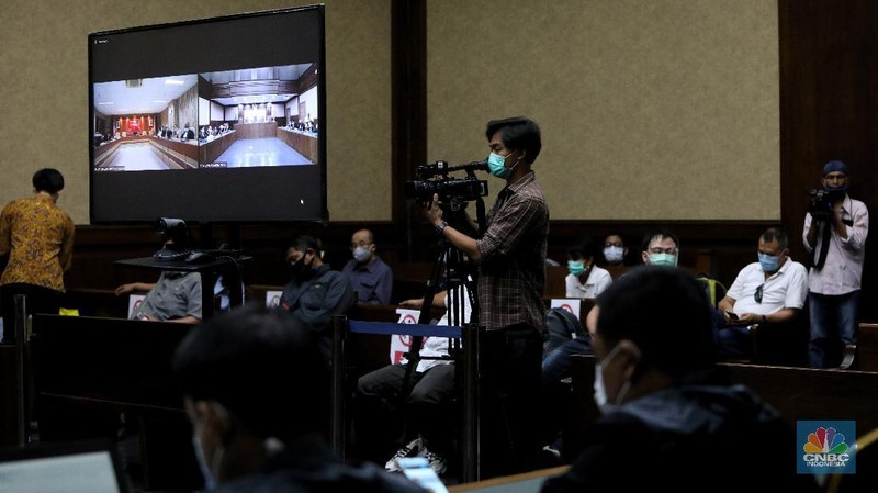 Terdakwa kasus Jiwasraya Komisaris PT Hanson International Tbk Benny Tjokrosaputro dan Presiden Komisaris PT Trada Alam Minera (Tram) Heru Hidayat hadir dalam sidang virtual di PN Tipikor Jakarta, Jalan Bungur Besar Raya, Jakpus, Senin (26/10/2020). (վ/Andrean Kristianto)