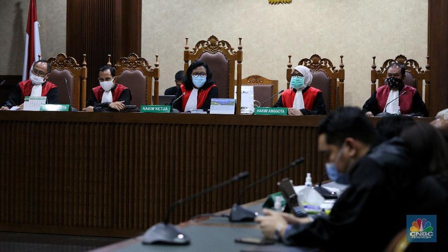 Terdakwa kasus Jiwasraya Komisaris PT Hanson International Tbk Benny Tjokrosaputro dan Presiden Komisaris PT Trada Alam Minera (Tram) Heru Hidayat hadir dalam sidang virtual di PN Tipikor Jakarta, Jalan Bungur Besar Raya, Jakpus, Senin (26/10/2020). (վ/Andrean Kristianto)