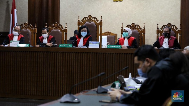 Terdakwa kasus Jiwasraya Komisaris PT Hanson International Tbk Benny Tjokrosaputro dan Presiden Komisaris PT Trada Alam Minera (Tram) Heru Hidayat hadir dalam sidang virtual di PN Tipikor Jakarta, Jalan Bungur Besar Raya, Jakpus, Senin (26/10/2020). (վ/Andrean Kristianto)