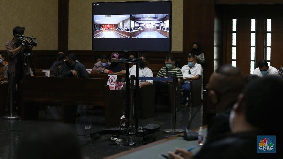 Terdakwa kasus Jiwasraya Komisaris PT Hanson International Tbk Benny Tjokrosaputro dan Presiden Komisaris PT Trada Alam Minera (Tram) Heru Hidayat hadir dalam sidang virtual di PN Tipikor Jakarta, Jalan Bungur Besar Raya, Jakpus, Senin (26/10/2020). (վ/Andrean Kristianto)