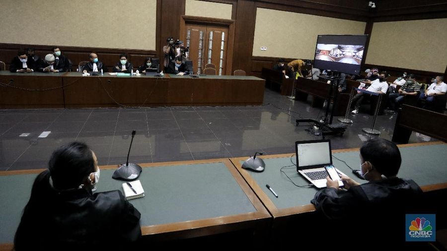 Terdakwa kasus Jiwasraya Komisaris PT Hanson International Tbk Benny Tjokrosaputro dan Presiden Komisaris PT Trada Alam Minera (Tram) Heru Hidayat hadir dalam sidang virtual di PN Tipikor Jakarta, Jalan Bungur Besar Raya, Jakpus, Senin (26/10/2020). (վ/Andrean Kristianto)