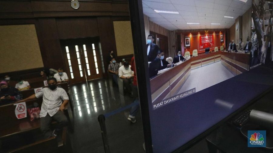 Terdakwa kasus Jiwasraya Komisaris PT Hanson International Tbk Benny Tjokrosaputro dan Presiden Komisaris PT Trada Alam Minera (Tram) Heru Hidayat hadir dalam sidang virtual di PN Tipikor Jakarta, Jalan Bungur Besar Raya, Jakpus, Senin (26/10/2020). (վ/Andrean Kristianto)