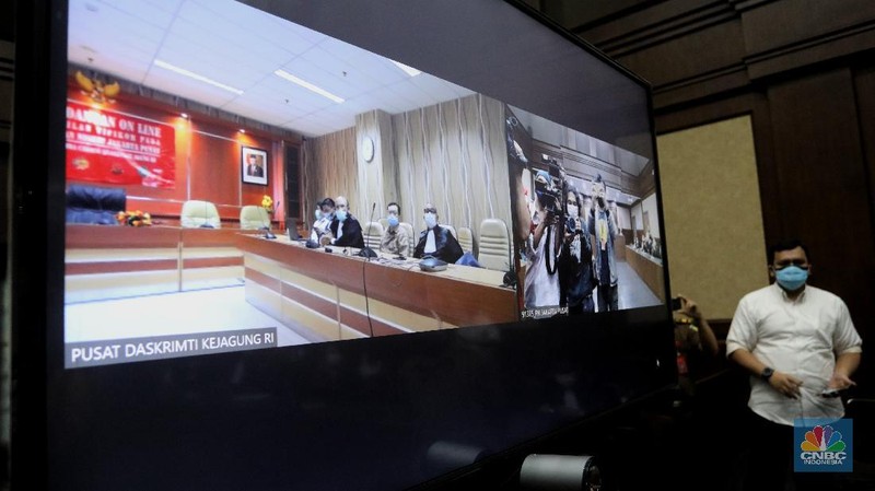 Terdakwa kasus Jiwasraya Komisaris PT Hanson International Tbk Benny Tjokrosaputro dan Presiden Komisaris PT Trada Alam Minera (Tram) Heru Hidayat hadir dalam sidang virtual di PN Tipikor Jakarta, Jalan Bungur Besar Raya, Jakpus, Senin (26/10/2020). (վ/Andrean Kristianto)
