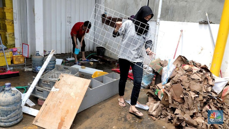 Warga mengevakuasi barang rumah tangga di Kawasan perumahan Villa Jatirasa, Bekasi, Jawa Barat, Senin (26/10). Banjir merendam perumahan villa Jatirasa, Kecamatan Jatiasih, Kota Bekasi pada Minggu 25/10 kemarin. (CNBC Indonesia/Muhammad Sabki)