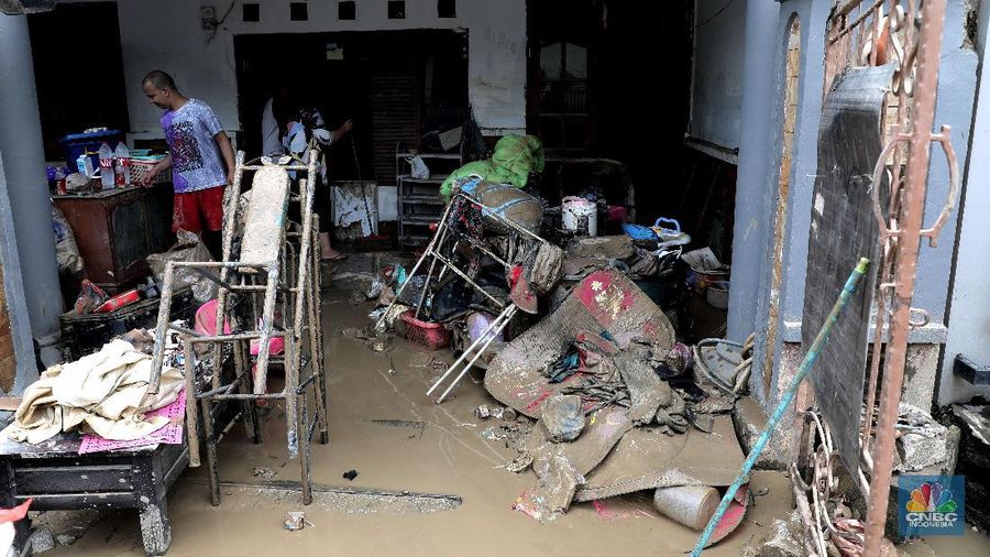 Warga mengevakuasi barang rumah tangga di Kawasan perumahan Villa Jatirasa, Bekasi, Jawa Barat, Senin (26/10). Banjir merendam perumahan villa Jatirasa, Kecamatan Jatiasih, Kota Bekasi pada Minggu 25/10 kemarin. (CNBC Indonesia/Muhammad Sabki)
