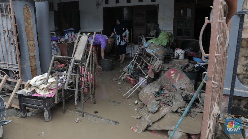 Warga mengevakuasi barang rumah tangga di Kawasan perumahan Villa Jatirasa, Bekasi, Jawa Barat, Senin (26/10). Banjir merendam perumahan villa Jatirasa, Kecamatan Jatiasih, Kota Bekasi pada Minggu 25/10 kemarin. (CNBC Indonesia/Muhammad Sabki)