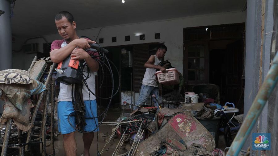 Warga mengevakuasi barang rumah tangga di Kawasan perumahan Villa Jatirasa, Bekasi, Jawa Barat, Senin (26/10). Banjir merendam perumahan villa Jatirasa, Kecamatan Jatiasih, Kota Bekasi pada Minggu 25/10 kemarin. (CNBC Indonesia/Muhammad Sabki)