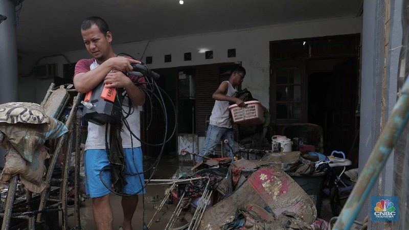 Warga mengevakuasi barang rumah tangga di Kawasan perumahan Villa Jatirasa, Bekasi, Jawa Barat, Senin (26/10). Banjir merendam perumahan villa Jatirasa, Kecamatan Jatiasih, Kota Bekasi pada Minggu 25/10 kemarin. (CNBC Indonesia/Muhammad Sabki)