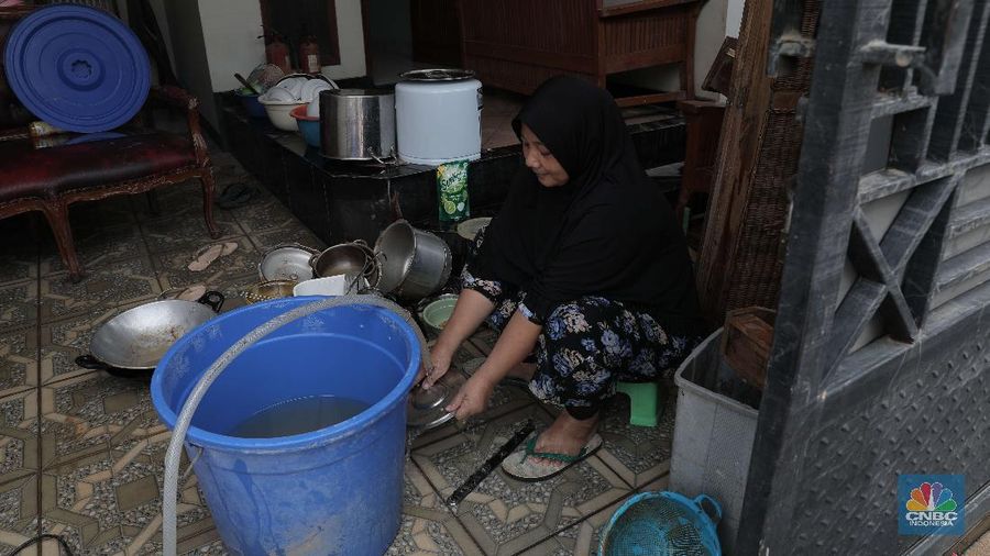 Warga mengevakuasi barang rumah tangga di Kawasan perumahan Villa Jatirasa, Bekasi, Jawa Barat, Senin (26/10). Banjir merendam perumahan villa Jatirasa, Kecamatan Jatiasih, Kota Bekasi pada Minggu 25/10 kemarin. (CNBC Indonesia/Muhammad Sabki)