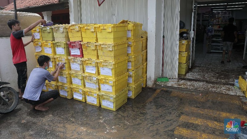 Warga mengevakuasi barang rumah tangga di Kawasan perumahan Villa Jatirasa, Bekasi, Jawa Barat, Senin (26/10). Banjir merendam perumahan villa Jatirasa, Kecamatan Jatiasih, Kota Bekasi pada Minggu 25/10 kemarin. (CNBC Indonesia/Muhammad Sabki)