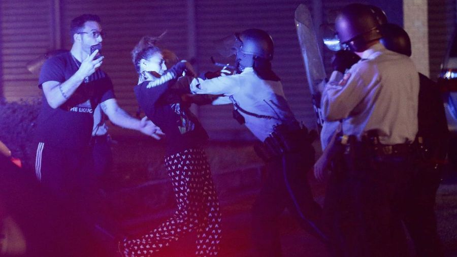 Bentrok polisi dengan pria kulit hitam di Philadelphia, Amerika Serikat pada Senin, 26 Oktober 2020 petang waktu setempat. (AP/Jessica Griffin)