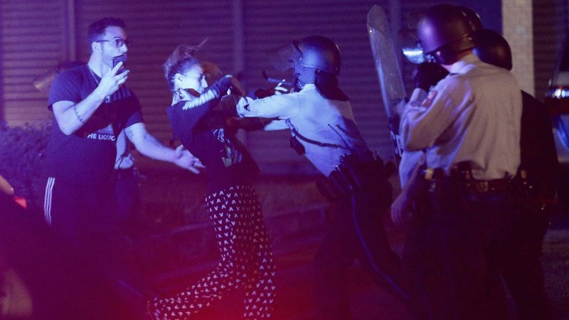 Bentrok polisi dengan pria kulit hitam di Philadelphia, Amerika Serikat pada Senin, 26 Oktober 2020 petang waktu setempat. (AP/Jessica Griffin)