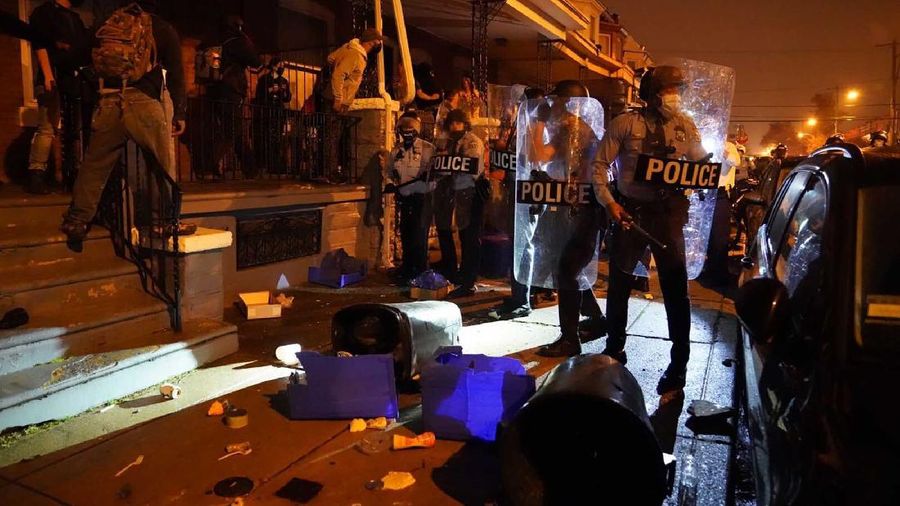 Bentrok polisi dengan pria kulit hitam di Philadelphia, Amerika Serikat pada Senin, 26 Oktober 2020 petang waktu setempat. (AP/Jessica Griffin)