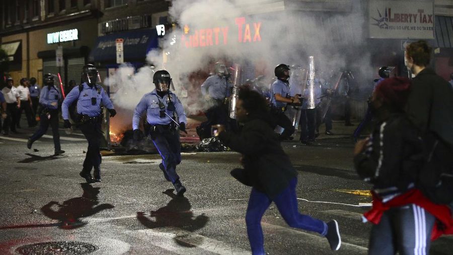 Bentrok polisi dengan pria kulit hitam di Philadelphia, Amerika Serikat pada Senin, 26 Oktober 2020 petang waktu setempat. (AP/Jessica Griffin)