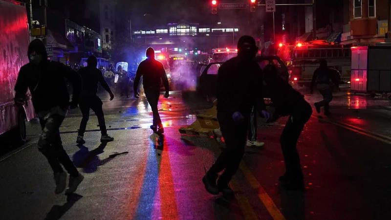 Bentrok polisi dengan pria kulit hitam di Philadelphia, Amerika Serikat pada Senin, 26 Oktober 2020 petang waktu setempat. (AP/Jessica Griffin)