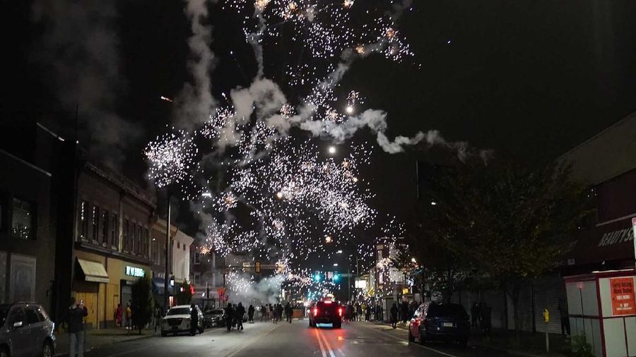 Bentrok polisi dengan pria kulit hitam di Philadelphia, Amerika Serikat pada Senin, 26 Oktober 2020 petang waktu setempat. (AP/Jessica Griffin)