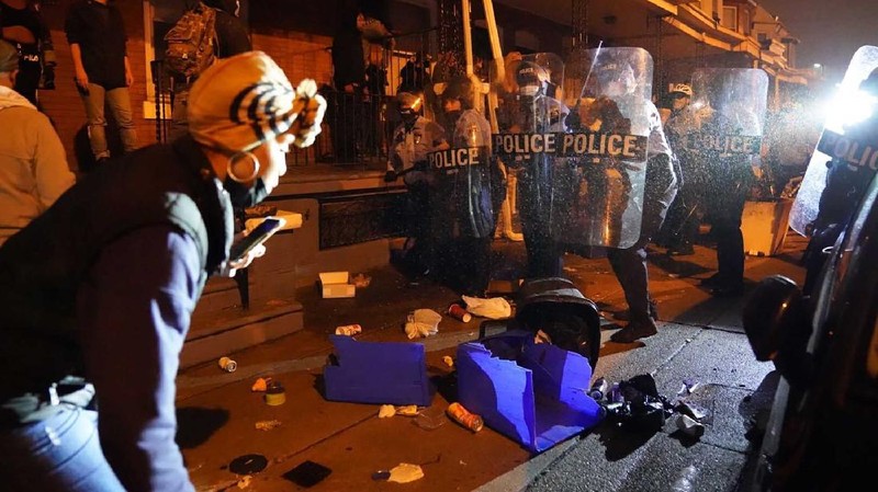 Bentrok polisi dengan pria kulit hitam di Philadelphia, Amerika Serikat pada Senin, 26 Oktober 2020 petang waktu setempat. (AP/Jessica Griffin)