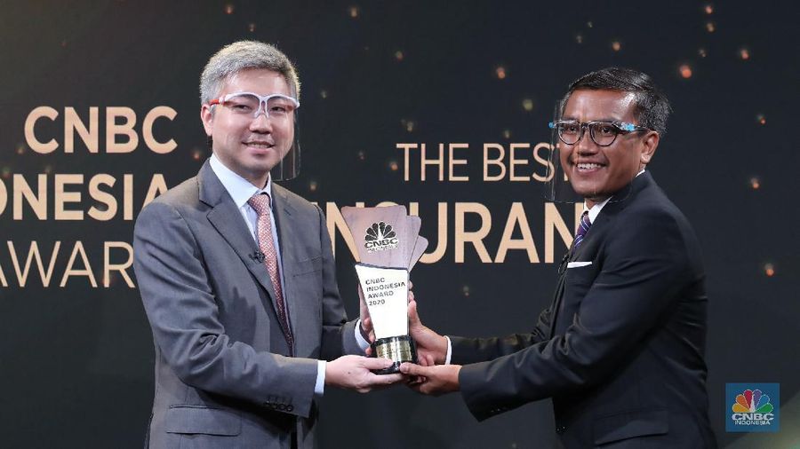 CFO AXA Mandiri Financial Services, Cecil Mundisugih dalam acara CNBC Indonesia Award. (CNBC Indoensia/Tri Susilo)