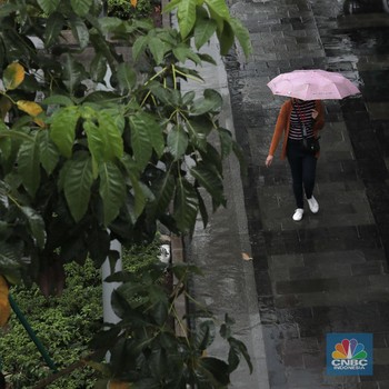 Penampakan Jakarta Diguyur Hujan Lebat Disertai Angin Kencang