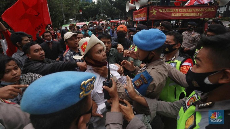 Massa SRMI Berdemo Tolak Omnibus Law. (CNBC Indonesia/Andrean Kristianto)
