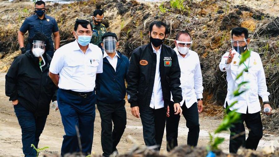 Presiden Joko Widodo (Jokowi) meninjau pengembangan lumbung pangan raksasa yang berada di Kabupaten Humbang Hasundutan, Sumatera Utara. (Foto: Laily Rachev - Biro Pers Sekretariat Presiden)