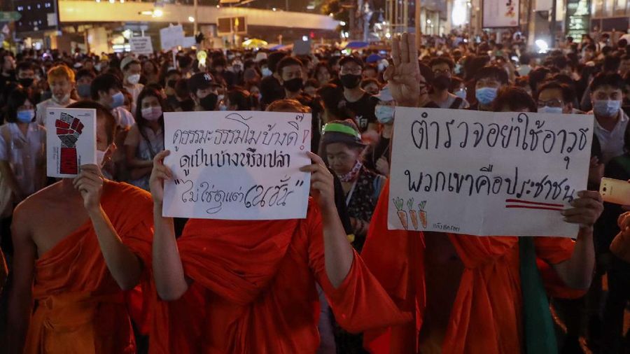 Ribuan orang berkumpul di persimpangan utama Bangkok untuk kembali menyerukan agar Perdana Menteri Thailand Prayuth Chan-O-Cha mundur. (AP/Gemunu Amarasinghe)