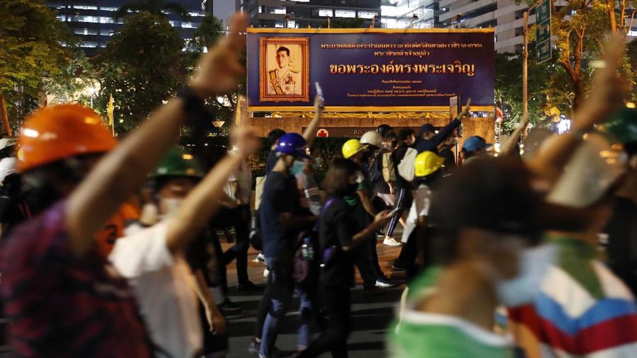 Ribuan orang berkumpul di persimpangan utama Bangkok untuk kembali menyerukan agar Perdana Menteri Thailand Prayuth Chan-O-Cha mundur. (AP/Gemunu Amarasinghe)