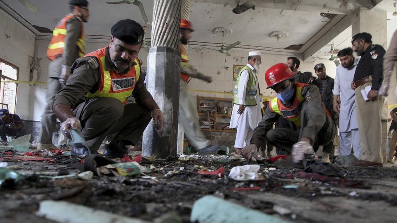 Sebuah bom meledak di sebuah madrasah di Peshawar, Pakistan, Selasa (27/10). Empat siswa tewas seketika. (AP/Muhammad Sajjad)