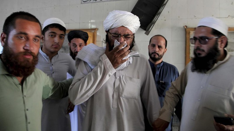 Sebuah bom meledak di sebuah madrasah di Peshawar, Pakistan, Selasa (27/10). Empat siswa tewas seketika. (AP/Muhammad Sajjad)