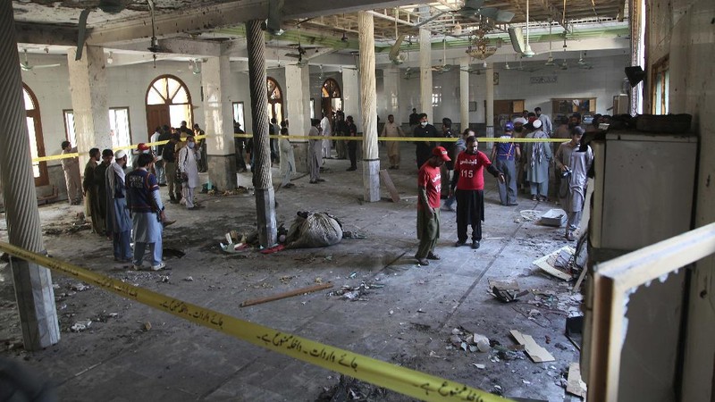 Sebuah bom meledak di sebuah madrasah di Peshawar, Pakistan, Selasa (27/10). Empat siswa tewas seketika. (AP/Muhammad Sajjad)