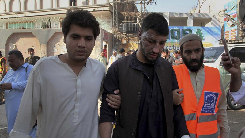 Sebuah bom meledak di sebuah madrasah di Peshawar, Pakistan, Selasa (27/10). Empat siswa tewas seketika. (AP/Muhammad Sajjad)