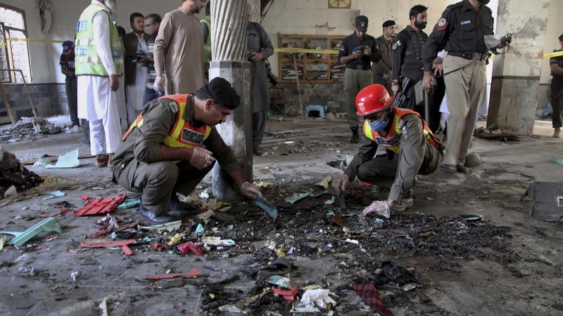 Sebuah bom meledak di sebuah madrasah di Peshawar, Pakistan, Selasa (27/10). Empat siswa tewas seketika. (AP/Muhammad Sajjad)