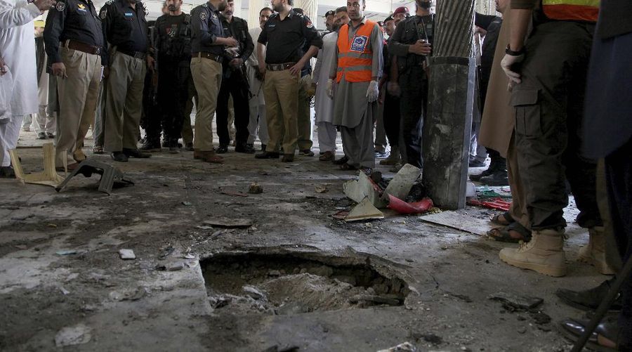 Sebuah bom meledak di sebuah madrasah di Peshawar, Pakistan, Selasa (27/10). Empat siswa tewas seketika. (AP/Muhammad Sajjad)