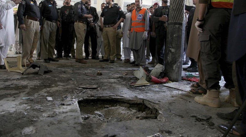 Sebuah bom meledak di sebuah madrasah di Peshawar, Pakistan, Selasa (27/10). Empat siswa tewas seketika. (AP/Muhammad Sajjad)