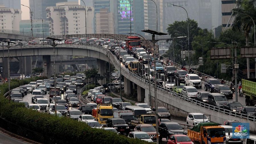 Suasana pengendara yang melintas di tol dalam Kota. (CNBC Indonesia/Muhammad Sabki)