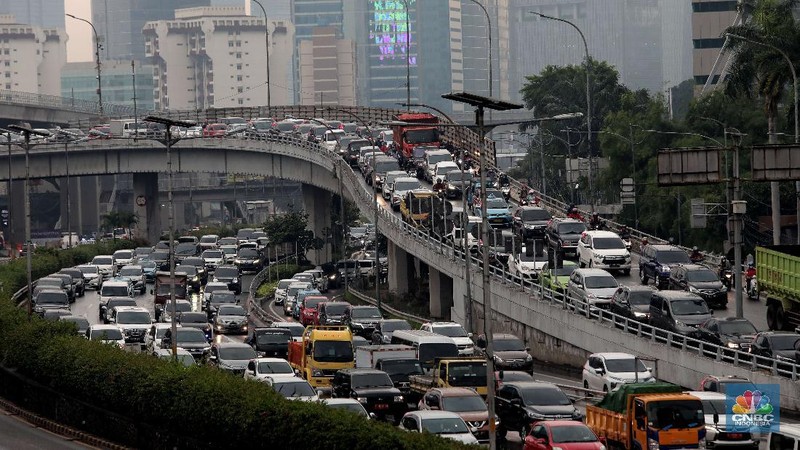 Suasana pengendara yang melintas di tol dalam Kota. (CNBC Indonesia/Muhammad Sabki)
