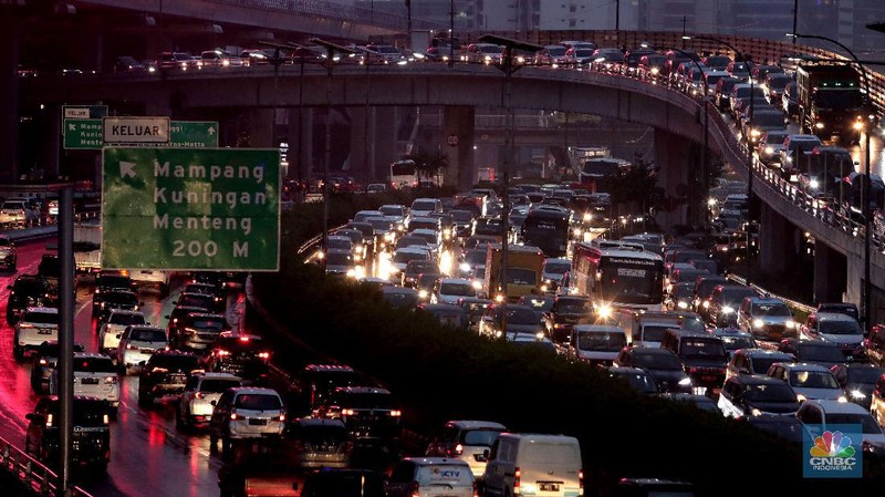 Suasana pengendara yang melintas di tol dalam Kota. (CNBC Indonesia/Muhammad Sabki)