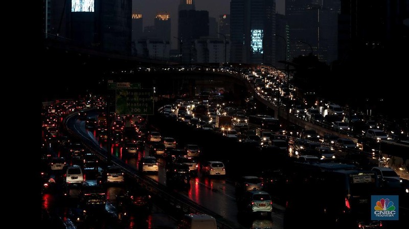 Suasana pengendara yang melintas di tol dalam Kota. (CNBC Indonesia/Muhammad Sabki)