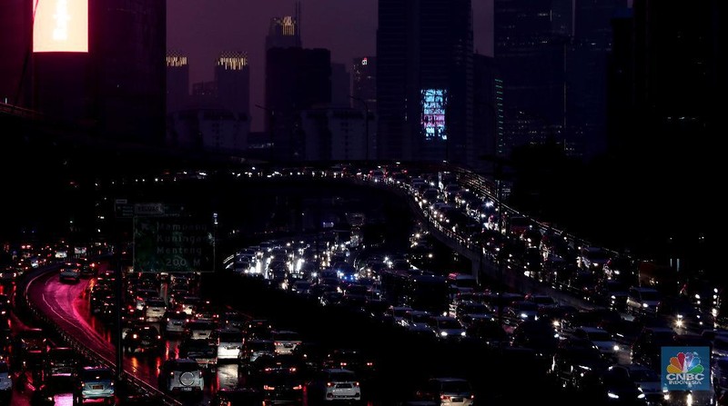 Suasana pengendara yang melintas di tol dalam Kota. (CNBC Indonesia/Muhammad Sabki)