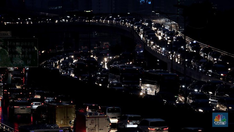 Suasana pengendara yang melintas di tol dalam Kota. (CNBC Indonesia/Muhammad Sabki)