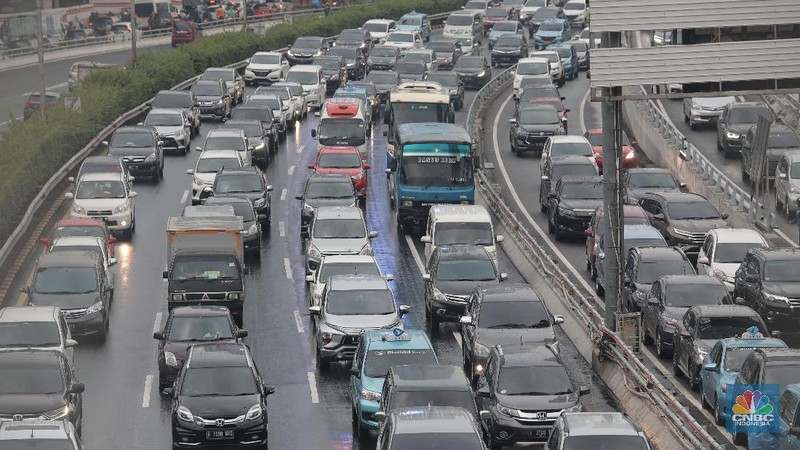 Suasana pengendara yang melintas di tol dalam Kota. (CNBC Indonesia/Muhammad Sabki)