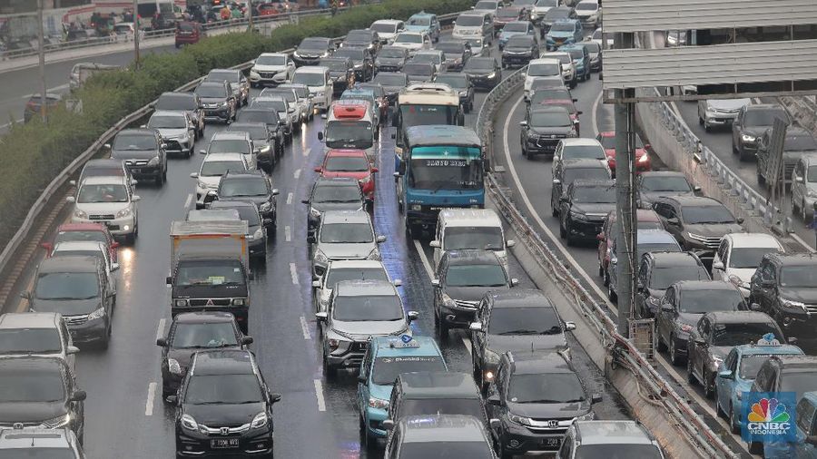 Suasana pengendara yang melintas di tol dalam Kota. (CNBC Indonesia/Muhammad Sabki)