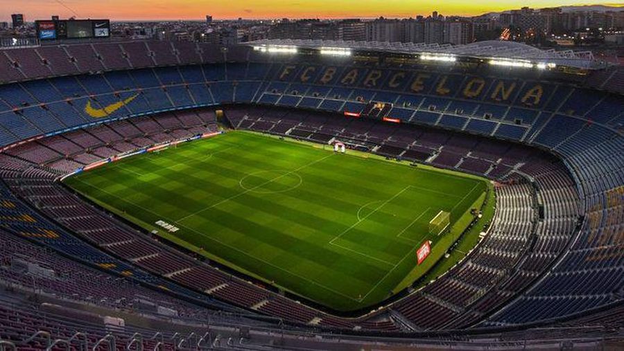 Camp Nou akan diperbesar kapasitasnya hingga mencapai 100 ribu kursi. AP/